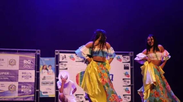 A estudante Carla de Oliveira, da Escola Estadual Raimundo Nonato Vieira da Silva, apresentou a dança carimbó ao lado de colegas da turma - Gente de Opinião