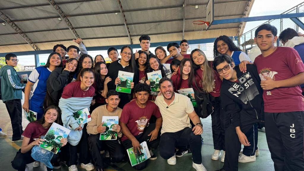 FIMCA e Metropolitana realizam entrega de apostilas preparatórias para o ENEM a alunos da Escola João Bento da Costa - Gente de Opinião