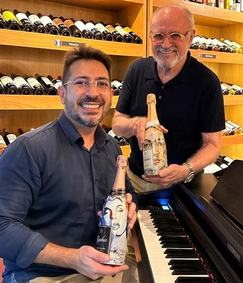 Do rótulo às telas, artistas cearenses Vando Figueiredo e Djalma Brochado conferem personalidade no Art Vino & Cucina