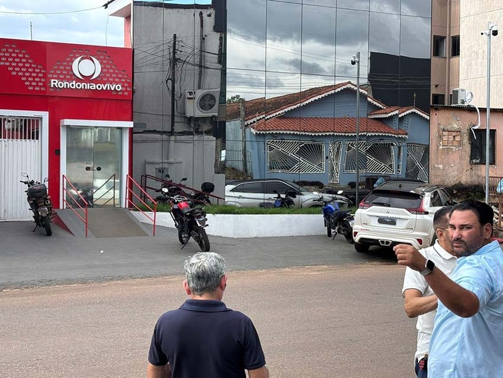 Vereador Marcos Combate surge na sede do Rondoniaovivo e tenta gravar vídeo com segurança armado - Gente de Opinião