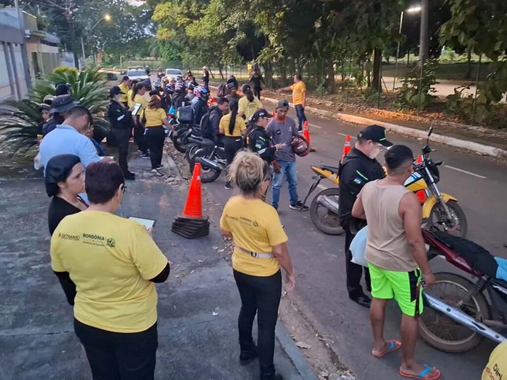 Equipe de educação e fiscalização realizam abordagens de orientações para motociclistas em Porto Velho - Gente de Opinião