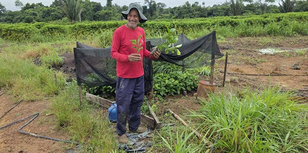 Ismar Pinto mostra mudas de café recebidas por meio da emenda parlamentar (Foto: Priscila Melgar | Secom ALE/RO) - Gente de Opinião