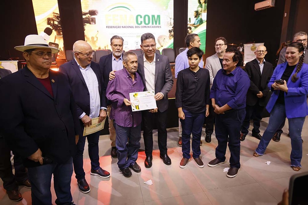 Governador Marcos Rocha recebe título de Presidente de Honra da Fenacom durante homenagens a jornalistas - Gente de Opinião