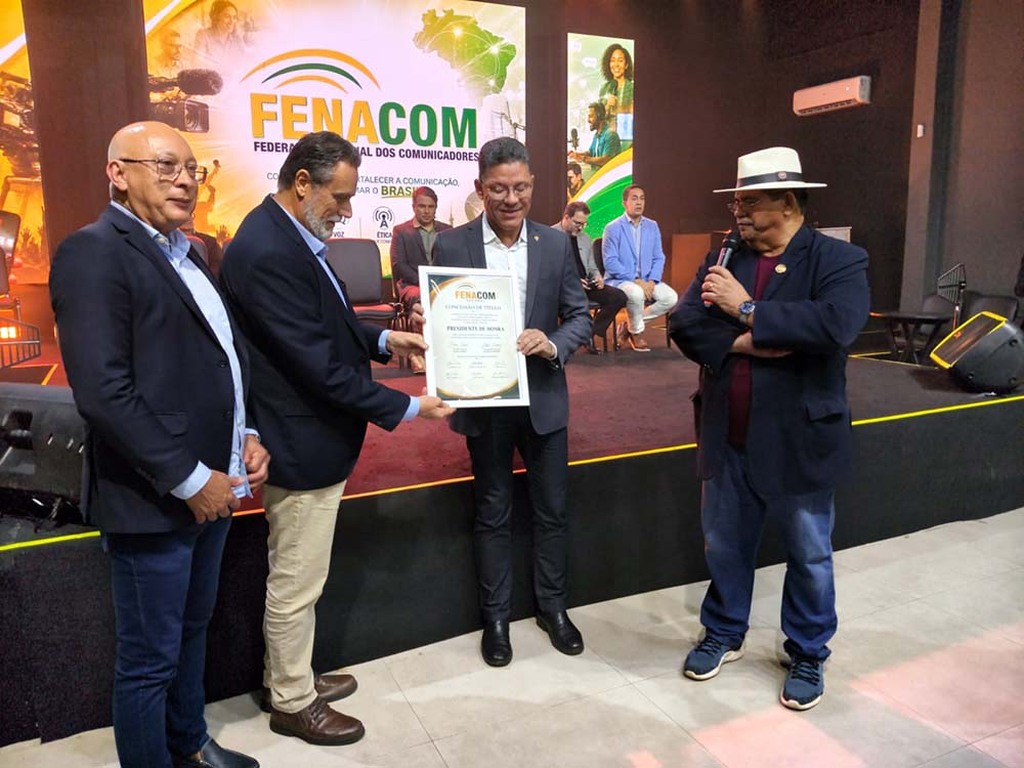 Governador Marcos Rocha recebe título de Presidente de Honra da Fenacom durante homenagens a jornalistas - Gente de Opinião