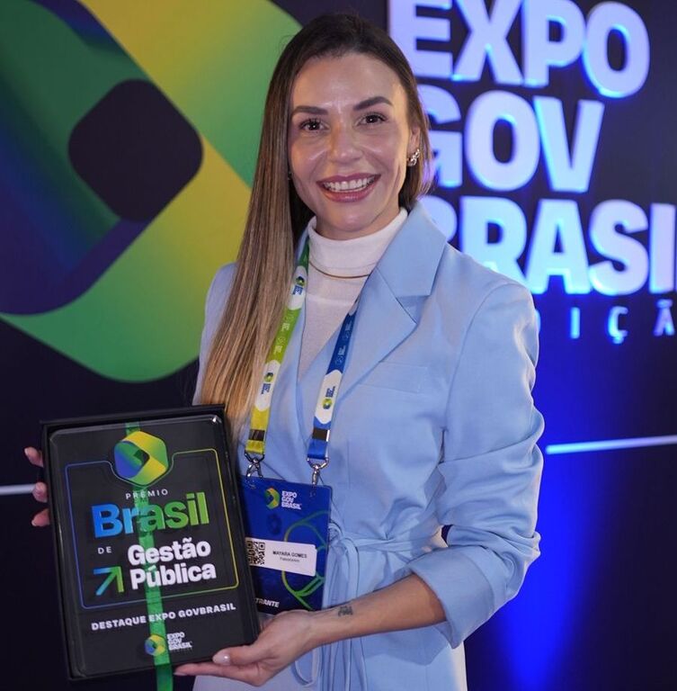 Mayara Gomes, secretária administrativa da Alero, recebendo em mãos o prêmio do ExpoGov Brasil 2026 (Foto: arquivo pessoal) - Gente de Opinião