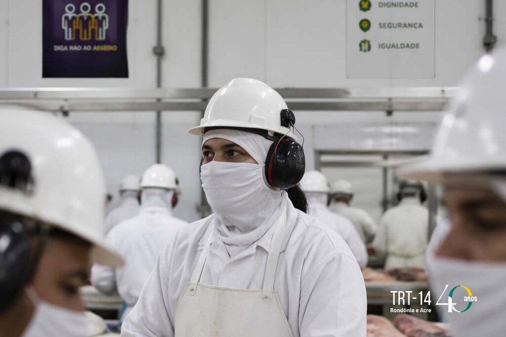 Decisão do TRT-14 reconhece discriminação em demissão de trabalhadora após mobilização coletiva em frigorífico para redução da jornada de trabalho - Gente de Opinião