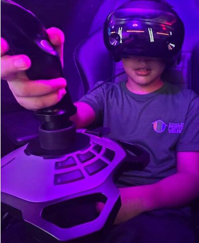 Estudantes assumem o papel de agentes secretos em uma missão científica. Com o auxílio de óculos de realidade virtual - Gente de Opinião