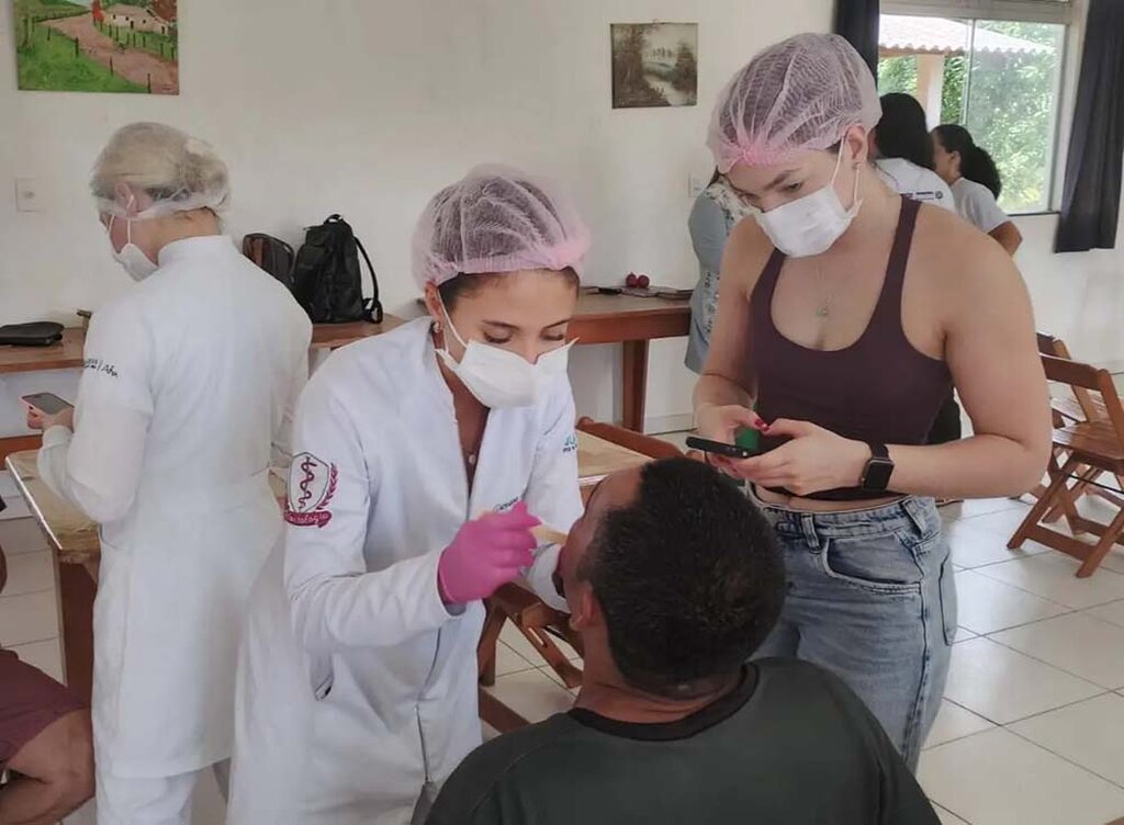 Acadêmicos e professores vão até as comunidades terapeuticas para fazerem a avaliação odontológica nos internos, mas o tratamento é realizado na clinica da instituição de ensino - Gente de Opinião