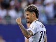 Em jogos frenéticos empates embolam dois grupos