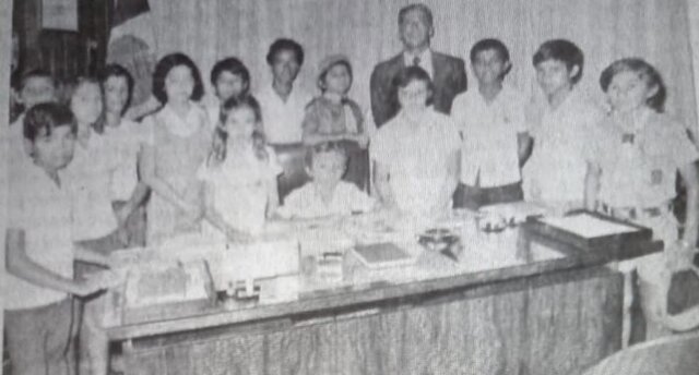Ao fundo o governador Humberto Guedes, com o governador-mirim Juscelino Amaral e a prefeita-mirim Karla Christiane e respectivos secretários em 1976 - Gente de Opinião