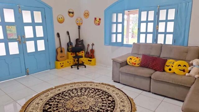 A casa conta com dormitórios, cozinha completa, área para descanso com redes, sala de estar e uma área aberta com jardim - Gente de Opinião