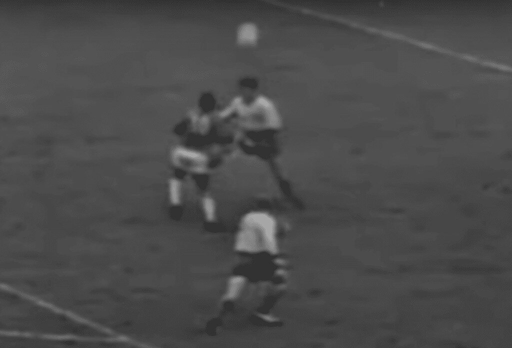 Final da Copa de 1958: Pelé dá um "chapéu" ou "banho-de-cuia" no zagueiro sueco e marca seu 3º gol no jogo, há 68 anos - Gente de Opinião